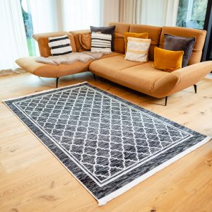 Teppich Helsinki im Wohnzimmer mit heller Couch und Holzfußboden