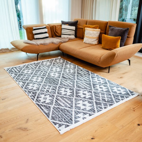 Teppich Nepal im Wohnzimmer mit heller Couch und Holzboden