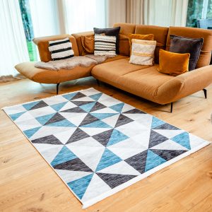 Teppich Tokyo im Wohnzimmer vor einer cognacfarbenen Couch