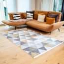 Teppich Kobe im Wohnzimmer mit moderner Couch und hellem Parkett