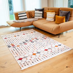 Teppich Istanbul im Wohnzimmer mit moderner Couch und Holzfußboden