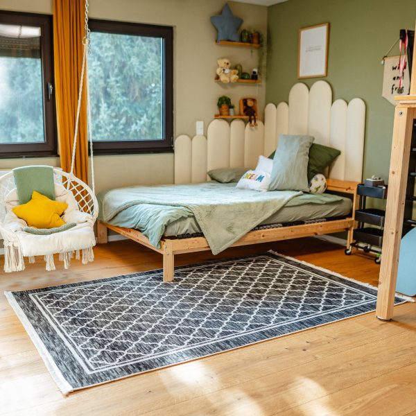 Teppich Helsinki im hellen Kinderzimmer auf Holzboden