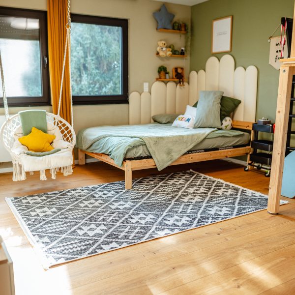 Teppich Nepal im freundlich gestalteten Kinderzimmer mit Holzoptikboden