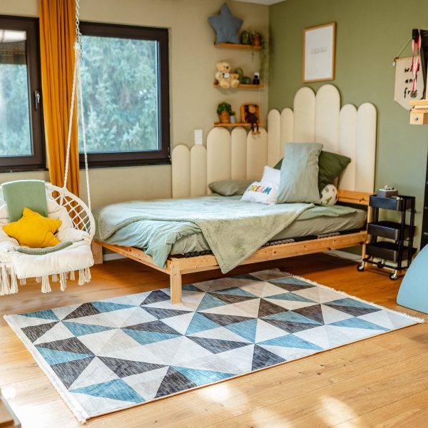 Kinderzimmer mit ausgelegtem Teppich Tokyo auf Holzfußboden