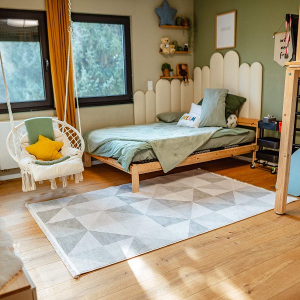 Teppich Osaka im hell eingerichteten Kinderzimmer auf Parkettboden