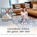 Frau sitzt bequem auf dem Teppich Nepal, Nahaufnahme der Oberflächenstruktur