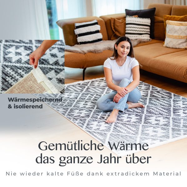 Frau sitzt bequem auf dem Teppich Nepal, Nahaufnahme der Oberflächenstruktur