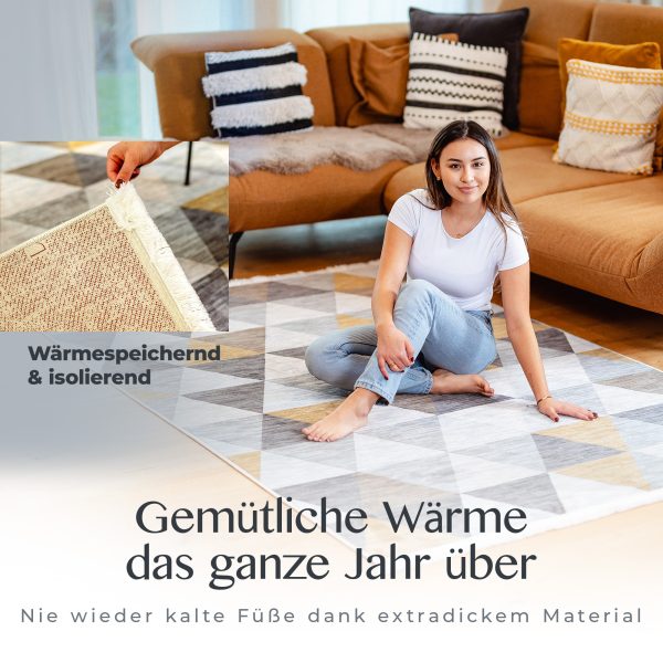 Frau sitzt entspannt auf dem Teppich Kobe – Detailaufnahme der soften Oberfläche