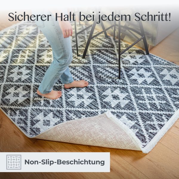 Füße auf dem Teppich Nepal, Unterseite mit rutschhemmender Beschichtung sichtbar