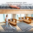 Teppich Helsinki wird gesaugt und von Hand gereinigt – EasyClean-Oberfläche sichtbar