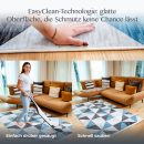 Teppich Tokyo wird gesaugt und von Hand gereinigt – EasyClean-Oberfläche sichtbar