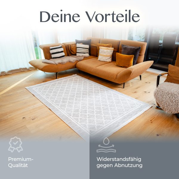 Teppich Oslo im Wohnzimmer, ergänzt durch Symbole für Qualität und Formbeständigkeit