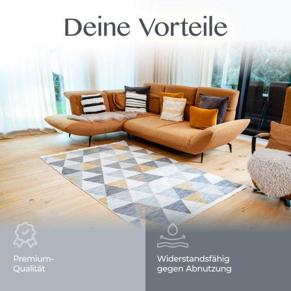 Wohnzimmerszene mit Teppich Kobe, ergänzt durch Icons für Qualität & Formstabilität