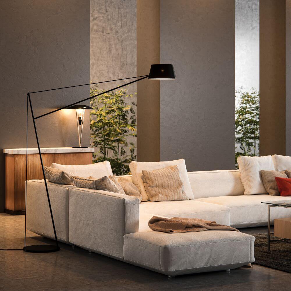 Elegante Innenbeleuchtung mit Stehlampe und Wandlampen im modernen Wohnzimmer