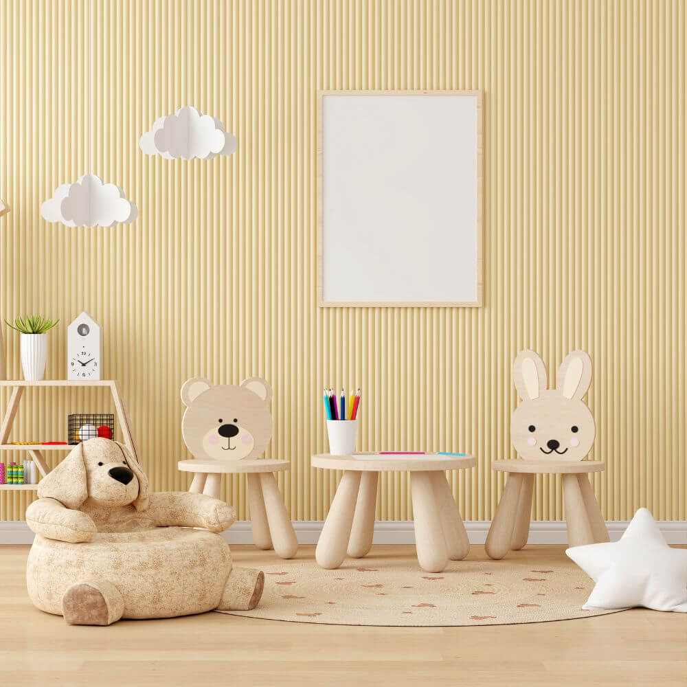 Helles Kinderzimmer mit bunten Möbeln in Tier-Form und gemütlichem Sitzsack