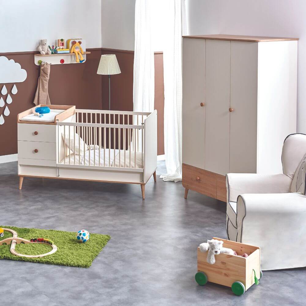 Helles Kinderzimmer mit Babybett, Schrank und Spielzeugkiste