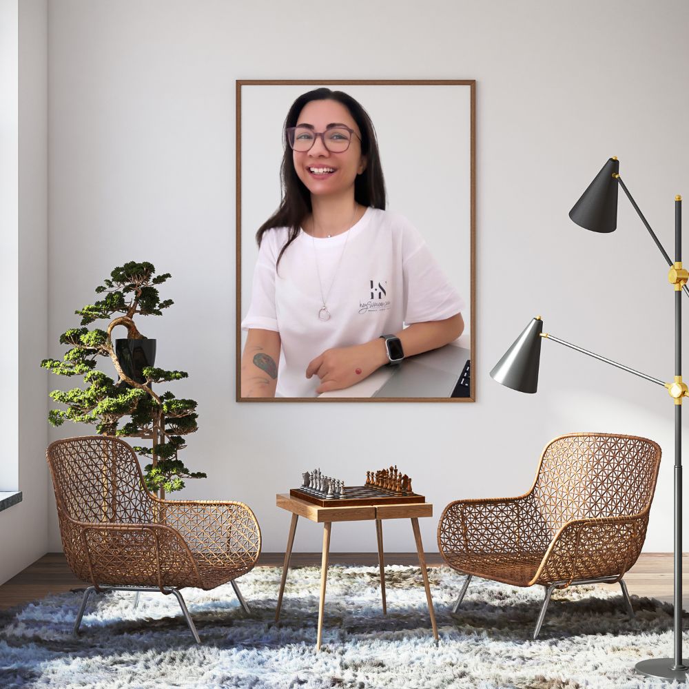 Moderner Wohnbereich mit Rattan-Sesseln, Beistelltisch und großem Wandbild der heySimeon Marketing & Digital Growth Directorin