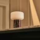 Renoir Red / Rosso Levanto - Marmor wiederaufladbare Tischlampe - Schnurlos, USB -wiederaufladbar und bis zu 120 Stunden Beleuchtung