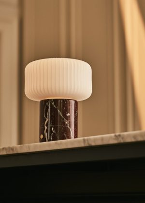 Renoir Red / Rosso Levanto - Marmor wiederaufladbare Tischlampe - Schnurlos, USB -wiederaufladbar und bis zu 120 Stunden Beleuchtung