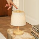 Rover Hellbraune wiederaufladbare Holzlampe | Kabellos, dimmbar mit Stoffschirm
