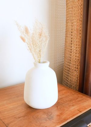 Vase weiß, kleine runde Dekovase für Trocken- oder Frischblumen, handgegossen aus Ton mit BAWA