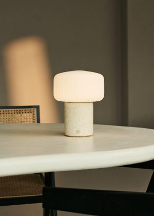 Renoir Beige / Travertino Classico - Travertin wiederaufladbare Tischlampe - Schnurlos, USB -wiederaufladbar und bis zu 120 Stunden Beleuchtung