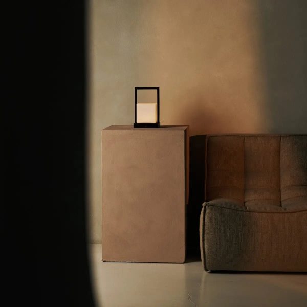 Noah dunkelbraune hölzerne wiederaufladbare Tischlampe mit Glas und Holzgriff – Bild 7