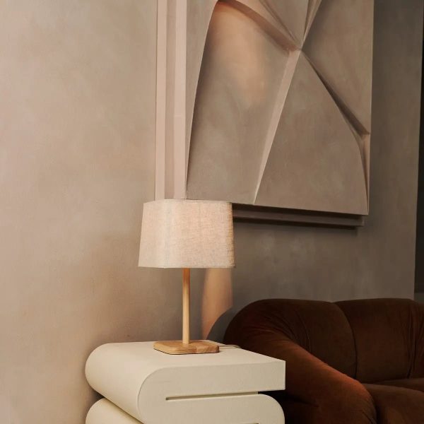 Marley Holzlampe mit Beige Schatten - stilvoller und organischer Hausbeleuchtung