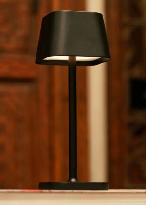 Ava Black wiederaufladbare Tischlampe | Schlanke kabellose Beleuchtungslösung