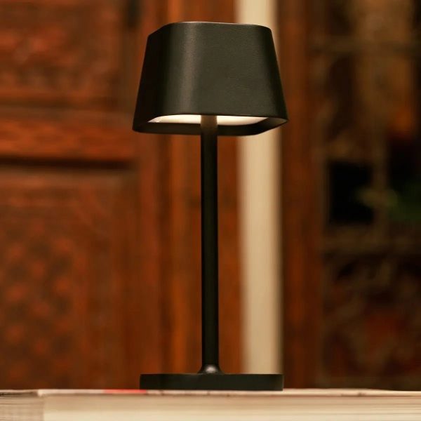Ava Black wiederaufladbare Tischlampe | Schlanke kabellose Beleuchtungslösung