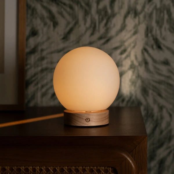 Flores hellbraune Holzlampe mit Glasbirne - wiederaufladbares und dimmbares kabelloses Licht – Bild 6