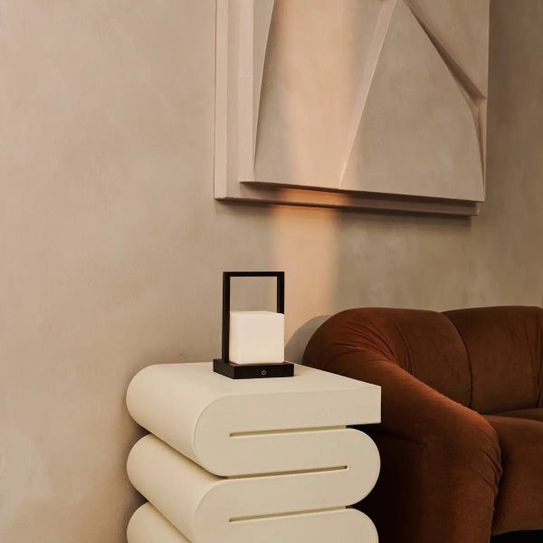 Noah dunkelbraune hölzerne wiederaufladbare Tischlampe mit Glas und Holzgriff – Bild 9