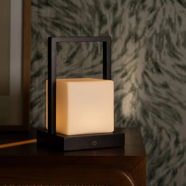 Noah dunkelbraune hölzerne wiederaufladbare Tischlampe mit Glas und Holzgriff – Bild 10