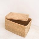 Aufbewahrungskorb mit Deckel – Regalkorb aus beigem Rattan – handgeflochtener Dekokorb GRAHA (2 Größen)