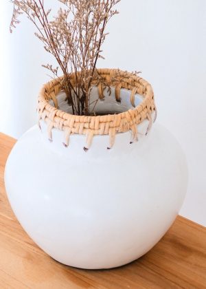 Weiße Vase – Dekovase rund – Kleine Vase für Trockenblumen – Handgefertigte Tonvase – Blumenvase aus Ton und Rattan (Ø 23 cm) TUBAN