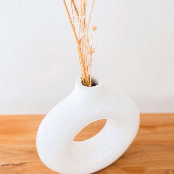 Ringförmige Vase weiß – Tonvase handgefertigt – kleine Boho-Vase – Vase für Trockenblumen – dekorative Vase für Fensterbank, Regal oder Tisch NUSA – Bild 4