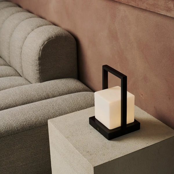 Noah dunkelbraune hölzerne wiederaufladbare Tischlampe mit Glas und Holzgriff – Bild 3