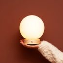 Flores hellbraune Holzlampe mit Glasbirne - wiederaufladbares und dimmbares kabelloses Licht