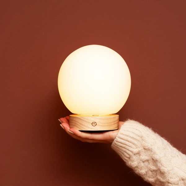 Flores hellbraune Holzlampe mit Glasbirne - wiederaufladbares und dimmbares kabelloses Licht – Bild 4