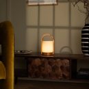 George hellbraune hölzerne wiederaufladbare Lampe in Kombination mit gefrostetem Glas und einem Griff