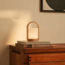 George hellbraune hölzerne wiederaufladbare Lampe in Kombination mit gefrostetem Glas und einem Griff
