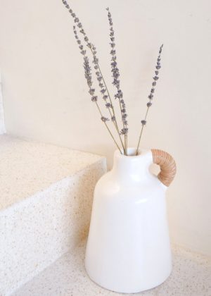 Vase weiß, kleine Dekovase für Trocken- oder Frischblumen, handgegossen aus Ton mit Rattangriff SANA
