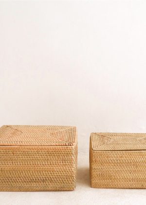 Aufbewahrungskorb mit Deckel – Regalkorb aus beigem Rattan – handgeflochtener Dekokorb GRAHA (2 Größen)
