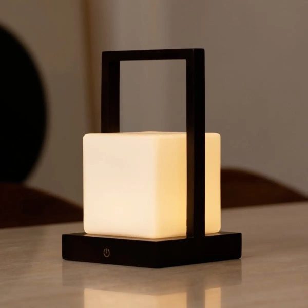 Noah dunkelbraune hölzerne wiederaufladbare Tischlampe mit Glas und Holzgriff – Bild 4