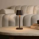 Ava Mokkabraune wiederaufladbare Tischlampe | Kabellos und dimmbar