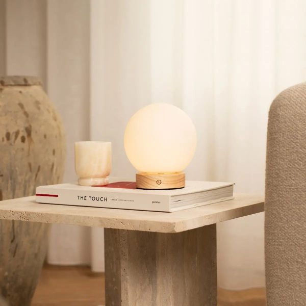 Flores hellbraune Holzlampe mit Glasbirne - wiederaufladbares und dimmbares kabelloses Licht – Bild 5