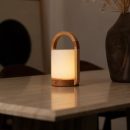 George hellbraune hölzerne wiederaufladbare Lampe in Kombination mit gefrostetem Glas und einem Griff