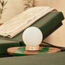 Flores hellbraune Holzlampe mit Glasbirne - wiederaufladbares und dimmbares kabelloses Licht