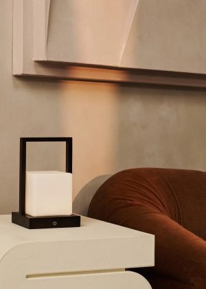 Noah dunkelbraune hölzerne wiederaufladbare Tischlampe mit Glas und Holzgriff