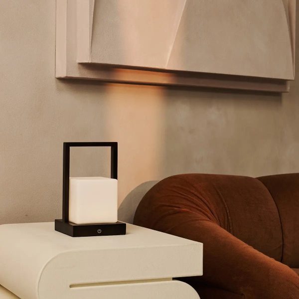 Noah dunkelbraune hölzerne wiederaufladbare Tischlampe mit Glas und Holzgriff
